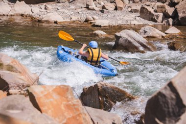 Yaz mevsiminde Mountain River 'da şişirilebilir sal ekstrem spor kopya uzayı
