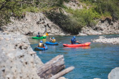Yaz mevsiminde Mountain River 'da şişirilebilir sal ekstrem spor kopya uzayı
