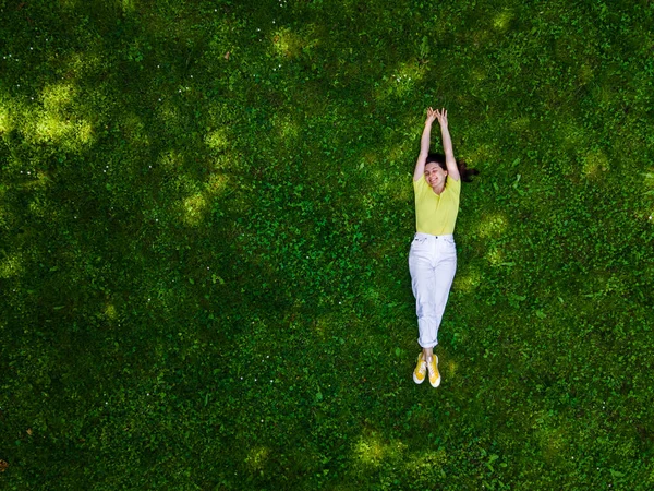 Vista Aérea Mujer Acostada Hierba Verde Durante Verano — Foto de Stock