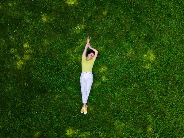 Vista Aérea Mujer Acostada Hierba Verde Durante Verano — Foto de Stock