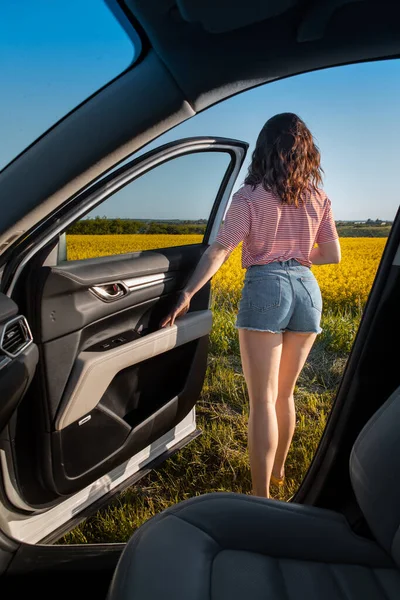 Frau Hält Sonnenuntergang Bei Autoreise Genießen — Stockfoto