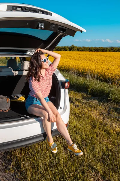 Lächelnde Hübsche Frau Sitzt Kofferraum Eines Geländewagens Bei Sonnenuntergang Und — Stockfoto