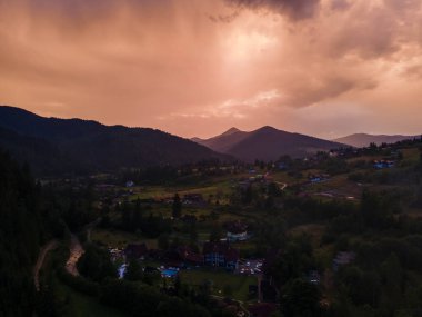 Dağların üzerindeki bulutlu gün batımı kopyalama alanı