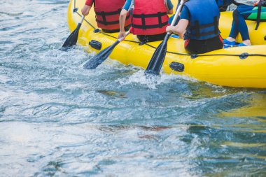İnsanlar Mountain River fotokopi alanında rafting yapıyor.