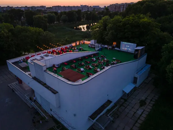 Luftaufnahme Des Open Air Kinos Auf Dem Dach Des Gebäudes — Stockfoto
