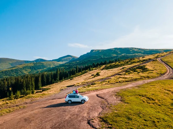 Letecký Pohled Pár Sedí Střeše Suv Auto Těší Pohled Karpatské — Stock fotografie