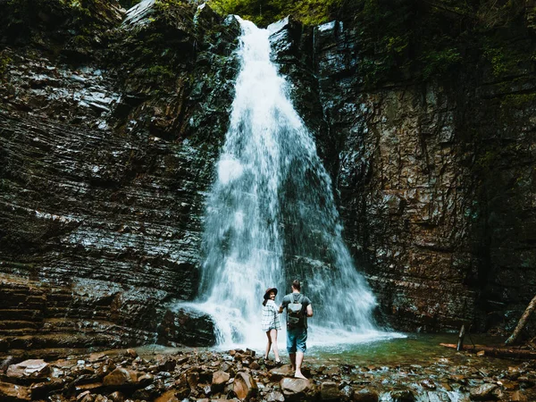 Grote Wereld Paar Wandelaars Zoek Naar Waterval Kopiëren Ruimte — Stockfoto