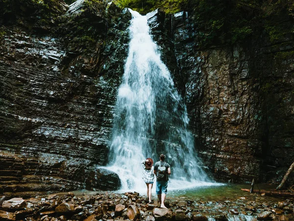 Grande Mundo Casal Caminhantes Olhando Para Cachoeira Cópia Espaço — Fotografia de Stock