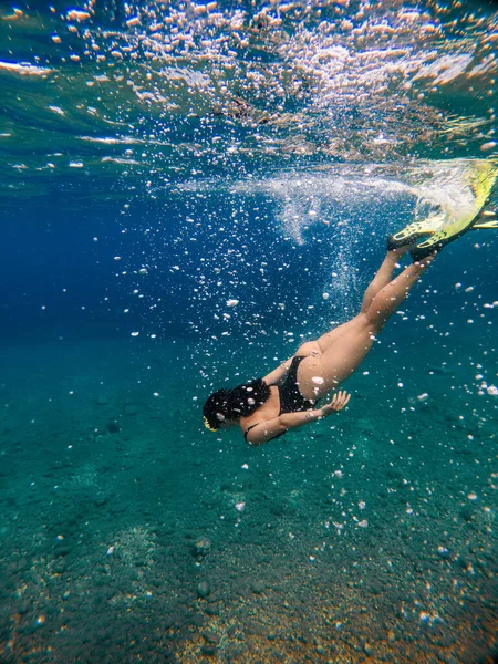 Сексуальная Женщина Плавает Водой Маске Дайвинга Ластами Летние Каникулы — стоковое фото
