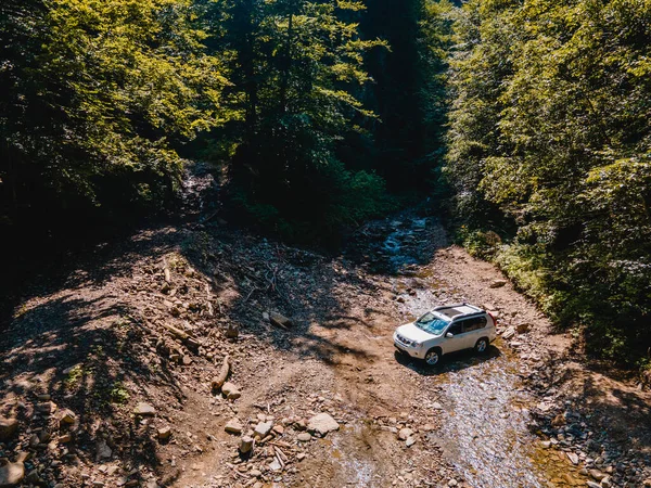 Voiture Suv Montagnes Ruisseau Sur Fond Copie Espace — Photo