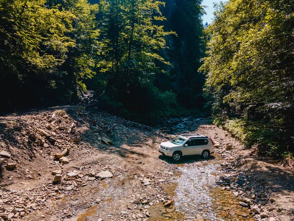 Suv Carro Montanhas Riacho Fundo Cópia Espaço — Fotografia de Stock