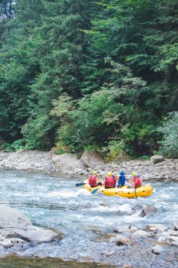 İnsanlar Mountain River fotokopi alanında rafting yapıyor.
