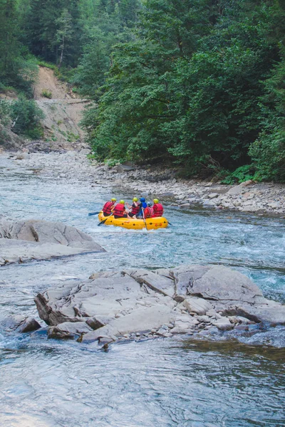 Emberek Rafting Hegyi Folyón Másolás Tér — Stock Fotó