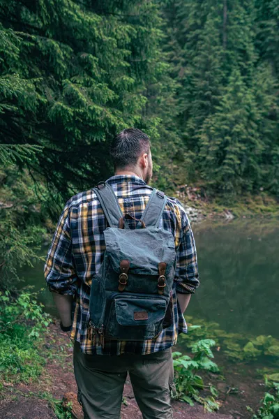 Homem Forte Caminhante Olhando Para Montanha Lago Viagem Conceito Cópia — Fotografia de Stock