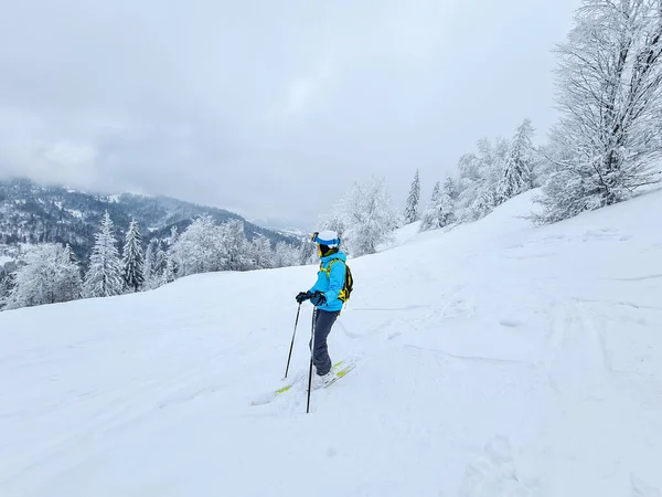 Glimlachende Vrouw Skiër Poeder Dag Kopieerruimte — Stockfoto
