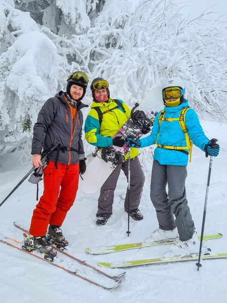 Amigos Snowboarder Esquiador Temporada Inverno Dia — Fotografia de Stock