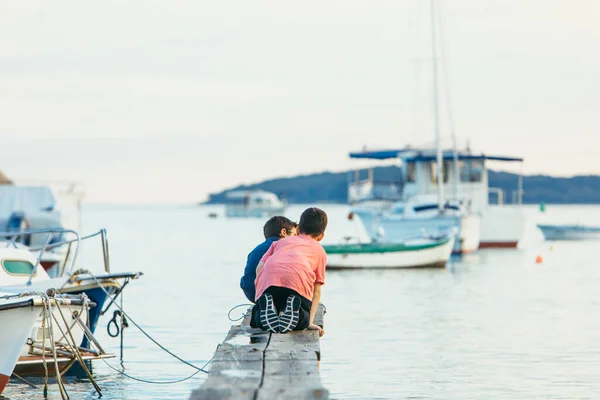 Dois Meninos Que Pescam Cais Madeira Mar Doca Barco Marítimo — Fotografia de Stock