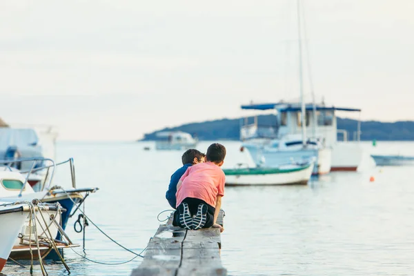 Zwei Kleine Jungen Angeln Hölzernen Seebrücke Schiffsanlegestelle Kopierraum — Stockfoto