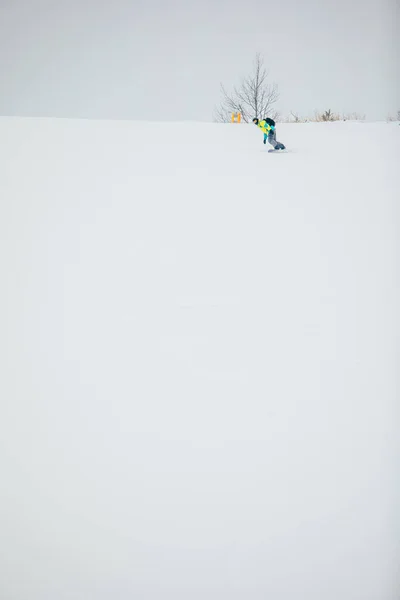 Muž Snowboardista Sjezdovce Kopírovat Prostor Zimní Sport — Stock fotografie