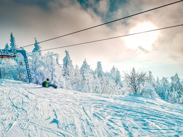 Man Snowboarder Poeder Besneeuwde Helling Winter Extreme Sport — Stockfoto