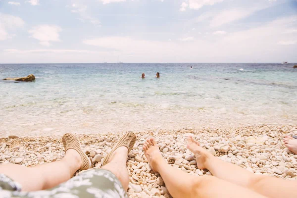 カップルがビーチで日光浴をしています 夏休みだ コピースペース — ストック写真