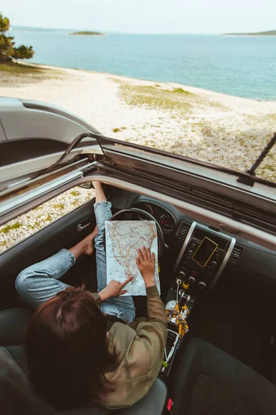 Frau Die Auto Sitzt Und Hintergrund Die Karte Des Seestrandes — Stockfoto