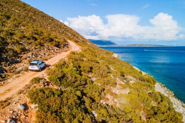 Trafikteki SUV aracı deniz tatili Lefkada Yunanistan