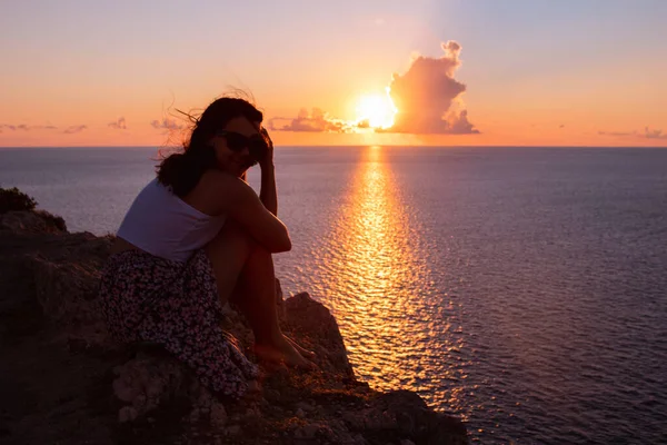 Kadınlar Yaz Tatilinde Deniz Üzerinde Gün Batımının Keyfini Çıkarırlar — Stok fotoğraf