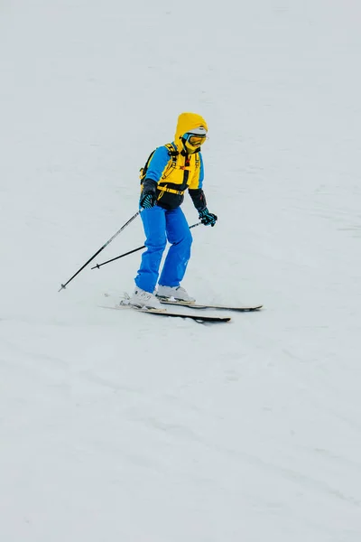Mulher Esquiador Pista Esqui Inverno Esporte Extremo — Fotografia de Stock