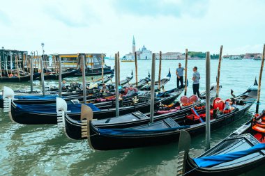 Venedik, İtalya - 26 Mayıs 2019: Gondollu gondolcular yaz mevsiminde. seyahat cazibesi