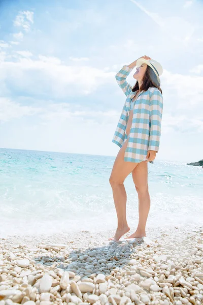 Donna Camicia Quadri Blu Passeggiando Riva Mare Vacanze Estive — Foto Stock