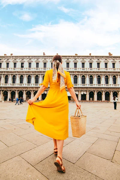 Frau Elegantem Gelbem Kleid Mit Strohsack Die Markusplatz Venedig Spaziert — Stockfoto