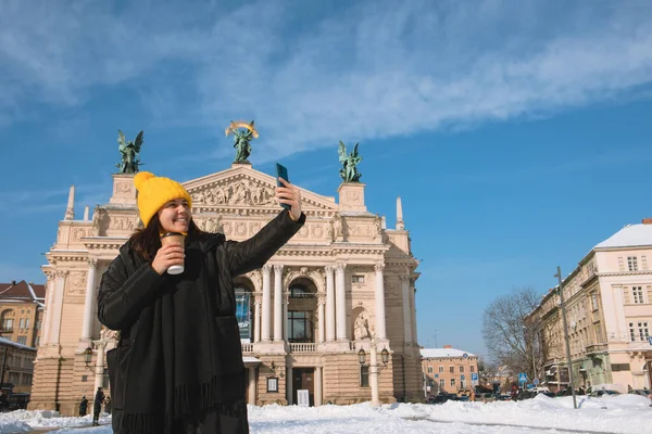 Mujer Viajero Bebiendo Café Para Tomar Selfie Frente Ópera Edificio — Foto de Stock