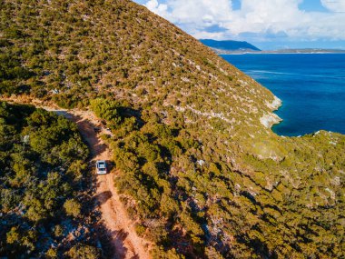 Trafikteki SUV aracı deniz tatili Lefkada Yunanistan