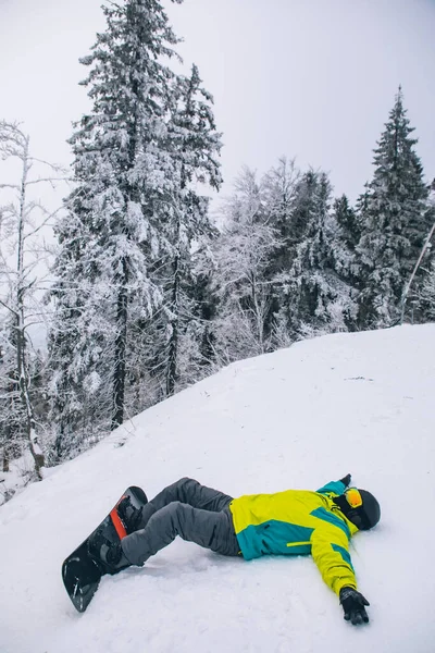 Homem Que Coloca Neve Com Espaço Cópia Snowboard Atividades Viagem — Fotografia de Stock