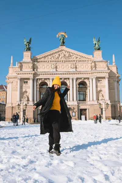 Mujer Feliz Viajero Frente Del Edificio Ópera Ciudad Lviv Temporada — Foto de Stock