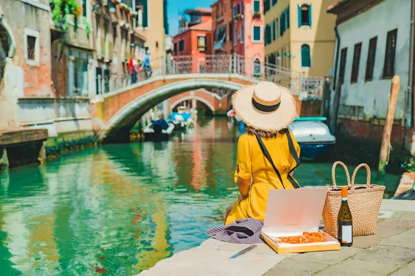 Жінка Сидить Причалі Дивлячись Каналі Венеції Концепція Літніх Подорожей — стокове фото