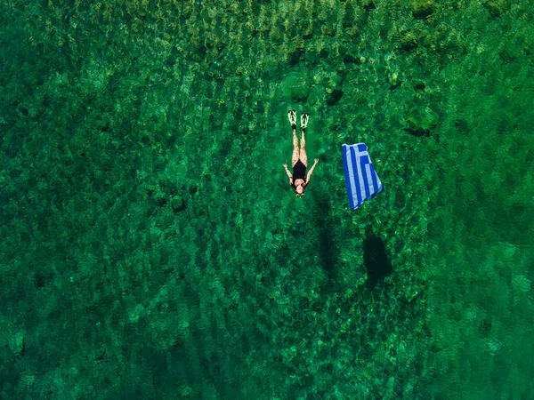 夏のギリシャの休暇の女性は旗のコピースペースで水に浮かんで — ストック写真