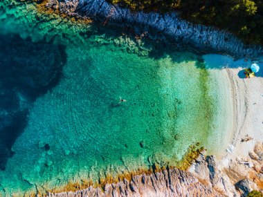 Açık deniz suyunda yüzen kadın manzarası Yunan tatili