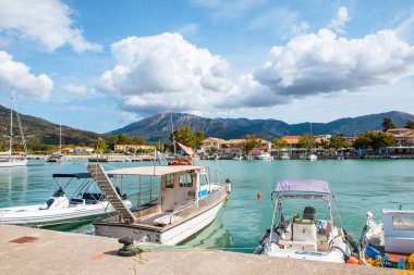 Vasiliki Limanı 'ndaki balıkçı tekneleri Yunanistan' da yaz mevsimi