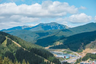 Ukrayna Karpatlar 'ındaki Bukovel' in panoramik görüntüsü. Boşluğu kopyala