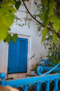 Yunan mimarisi beyaz duvar ve mavi pencere kopyalama alanı