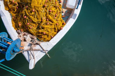 Limandaki balıkçı teknesi boşluğu kopyalıyor