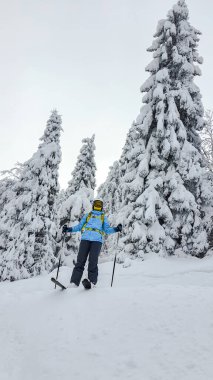 Pudra gününde gülümseyen kadın kayakçı fotokopi alanı