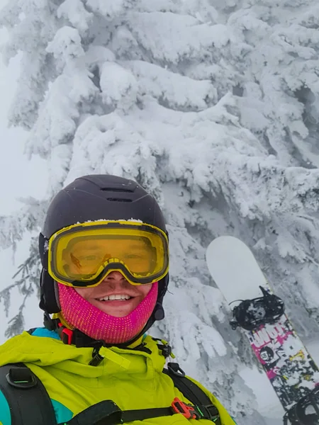 Snowboard Yapan Bir Adam Karlı Çam Ağacı Tozunun Önünde Selfie — Stok fotoğraf