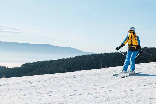スキー場の斜面を滑り降りる女性は — ストック写真