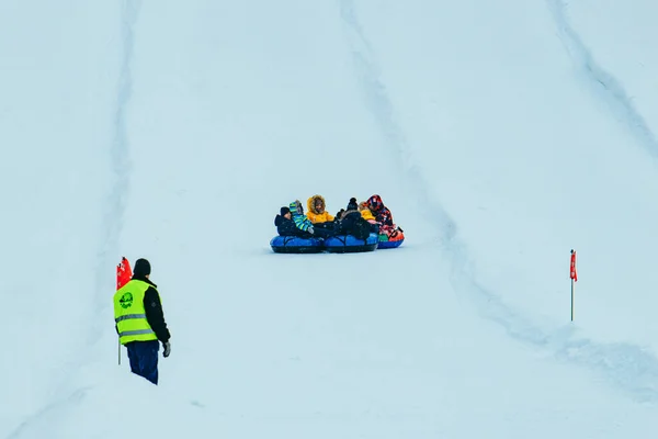 Gente Divirtiéndose Tubo Nieve Hacia Abajo Por Colina Invierno Tiempo —  Fotos de Stock