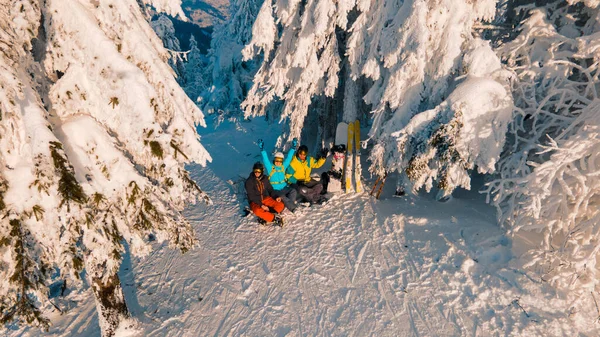 Barátok Snowboard Síelő Por Nap Téli Szezonban — Stock Fotó