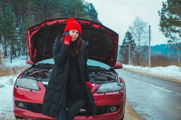 Mulher Pedindo Ajuda Com Carro Quebrado Estrada Inverno Parou Beira — Fotografia de Stock