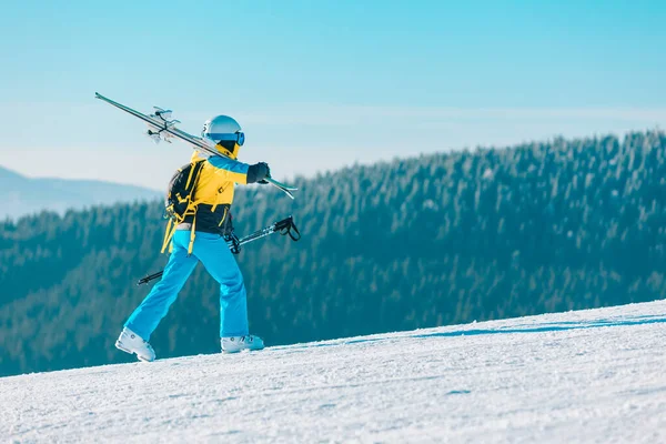 Mulher Esquiando Para Baixo Por Montanhas Encosta Inverno Fundo — Fotografia de Stock